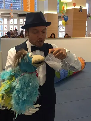 Coco su numarası yapıyor