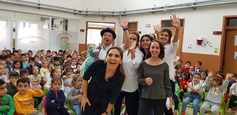 Okul gösterisinde öğretmenler ve çocuklar