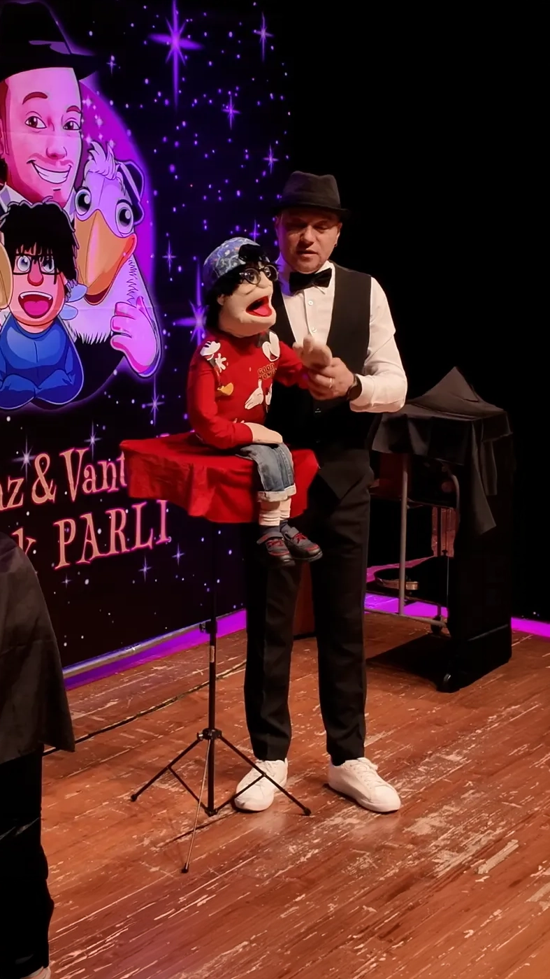 Burak Parlı, kukla Taşkın ile sahnede